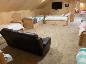 1 dormitorio con 2 camas y sofá de cuero en Lodge on Lake Godstone, en Jacksboro 119 fotos más