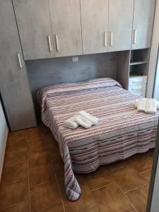 una camera da letto con un letto con asciugamani sopra di Scacciapensieri house a Nettuno
