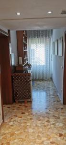 um quarto vazio com um corredor com uma secretária e um quarto sem intenção em Cà ARIVANLIAL Venice villa apartament em Veneza-Lido