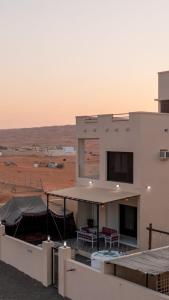 a building in the middle of the desert at شاليهات رمال بديه in Al Raka