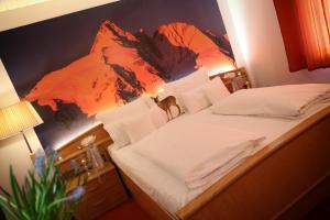 A bed or beds in a room at Berghotel Hois
