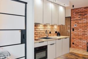 Kuchyňa alebo kuchynka v ubytovaní Angielska Grobla Apartment by PIROKO + 5 fotografií