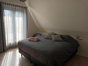 un dormitorio con una cama con un bolso en B&B Snelleghem, en Snellegem
