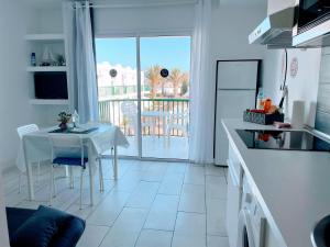 Kuchnia lub aneks kuchenny w obiekcie Sinfonia Corralejo iRent Fuerteventura