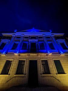 un edificio con luces azules por la noche en Villa Solatia, en Caldogno