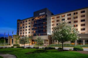 una vista del hotel virgen por la noche en The Westin Baltimore Washington Airport - BWI, en Linthicum