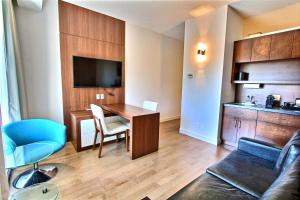 Kuchyň nebo kuchyňský kout v ubytování Hôtel Le Navigateur
