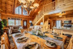 een eetkamer en keuken in een blokhut bij Fall Sale! NERF War, Theater, HotTub, Pet Friendly, Game Room in Pigeon Forge