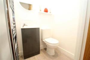 Phòng tắm tại The Villas, Newly refurbished modern home - Free parking, Prime, Netflix