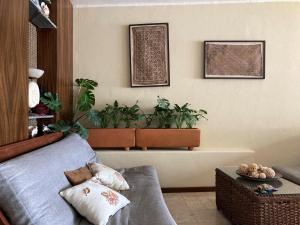 sala de estar con sofá y macetas en Villa Marina Ixtapa, en Ixtapa