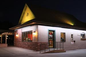 un edificio con techo puntiagudo por la noche en Bowen Motel, en Moab