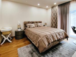 Un dormitorio con una cama grande y una ventana en The Luxury Maison W Nest - 2 bedroom apartment, en Kotor