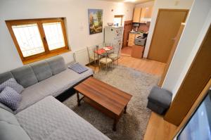 una sala de estar con un sofá y una mesa en Blacksmith Apartment + Free Private Parking, en Sarajevo