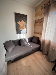 a living room with a couch in a room at Balade en Forêt, 3min du Zoo in Saint-Aignan
