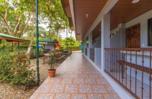 a walkway outside of a building with flowers at Hotel Cabinas el Tecal in Uvita
