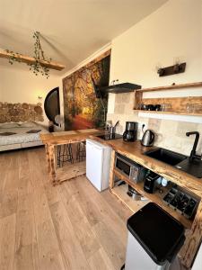 a kitchen with a table and a counter top at Balade en Forêt, 3min du Zoo in Saint-Aignan