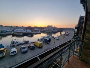 Una vista de un puerto con coches aparcados en un puerto deportivo. en Apartments Bulwar Portowy, en Ustka