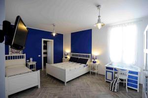 トラーパニにあるA Babordo B&Bの青いベッドルーム(ベッド1台、テレビ付)