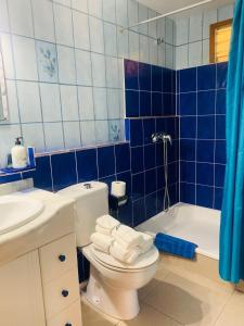 łazienka z toaletą, umywalką i wanną w obiekcie Los Abrigos Apartment, 2 Bedrooms. Amazing Sunset w mieście Los Abrigos