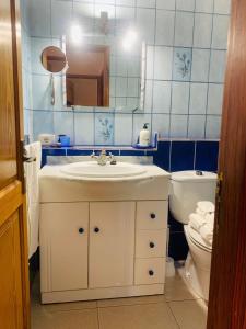 łazienka z umywalką i toaletą w obiekcie Los Abrigos Apartment, 2 Bedrooms. Amazing Sunset w mieście Los Abrigos