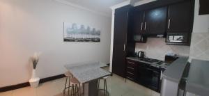 Η κουζίνα ή μικρή κουζίνα στο 201 The Quartz Umhlanga Ridge