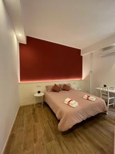 ein Schlafzimmer mit einem Bett mit zwei Handtüchern darauf in der Unterkunft Aura b&b in Bari