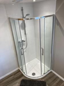 La salle de bains est pourvue d'une douche avec une porte en verre. dans l'établissement The Summer House - Free Onsite Parking, à Cambridge