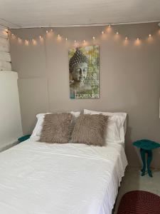Un dormitorio con una cama blanca con luces. en Cabañas Valle del Cocora La Truchera en Salento