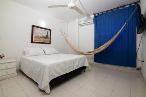 - une chambre avec un lit et un hamac dans l'établissement Acogedor Apartamento en el Norte 3 Habitaciones F14B, à Montería