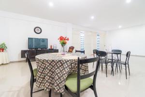 a dining room with a table with a vase of flowers on it at Hotel De Las Mercedes in Palmira