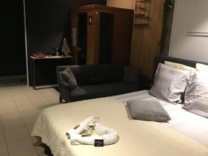 A bed or beds in a room at Studio Gardenroom Guesthouse De Steenberg met wellness & tuinzicht