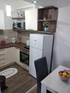 Köök või kööginurk majutusasutuses Apartman Cer