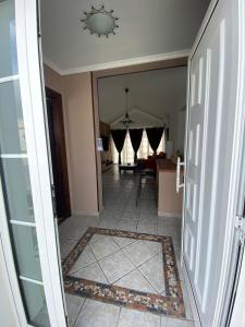 einen Flur mit einer Tür zu einem Zimmer mit einem Tisch in der Unterkunft La Duomo di Vulcano in Playa Honda