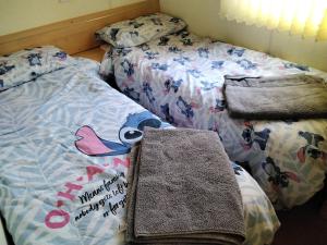タターズホールにある19 Laurel Close Highly recommended 6 berth holiday home with hot tub in prime locationのベッドルームにタオル付きのベッド2台が備わります。