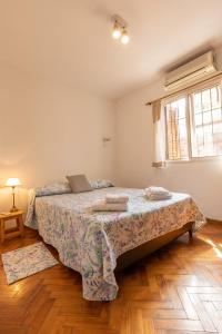 een slaapkamer met een bed en een raam bij Hostel Boutique PASO in Mendoza