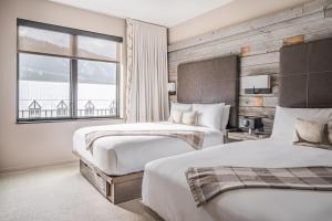 a hotel room with two beds and a window at Hotel Jackson in Jackson +33 photos