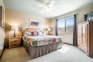 un dormitorio con una cama y una ventana en Solano Vallejo 3347, en Moab 17 fotos más