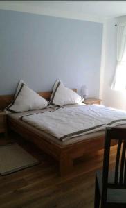 uma cama com duas almofadas num quarto em Liebevoller Landhaustraum em Ratekau