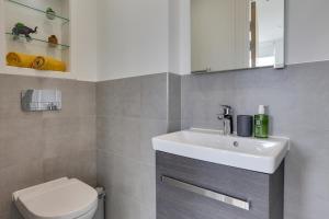 Koupelna v ubytování Kings Road Apartments + 63 fotografií