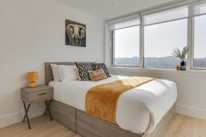 Postel nebo postele na pokoji v ubytování Kings Road Apartments