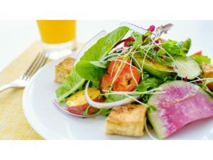 un plato de comida con una ensalada en una mesa en Miyakojima Kurima Resort Seawood Hotel - Vacation STAY 16229v, en Uechi