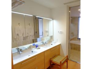 UechiにあるMiyakojima Kurima Resort Seawood Hotel - Vacation STAY 16235vのバスルーム(シンク2台、大きな鏡付)