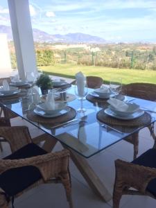 Veitingastaður eða matsölustaður á COSTA DEL SOL MIJAS GOLF FIRST LINE-NEAR MARBELLA - STUNNING VIEWS - GROUND FLOOR PENTHOUSE APPARTEMENT - 3 BEDROOMS - BIG TERRAS AND GARDEN 2- 6 persons ONE PRICE! - COMPLETELY FURNISHED AND EQUIPT FOR AN UNFORGETABLE HOLIDAY AND GOLF MATCHES PLEASURES