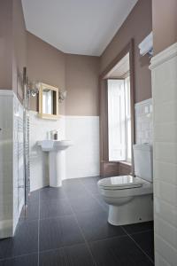 een badkamer met een toilet en een wastafel bij Tannery Townhouse in Dungarvan