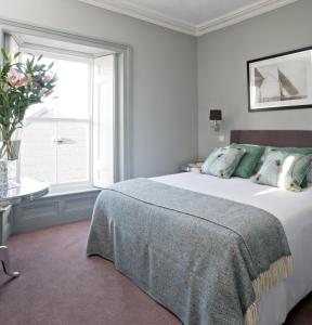 Un dormitorio con una cama grande y una ventana en Tannery Townhouse en Dungarvan