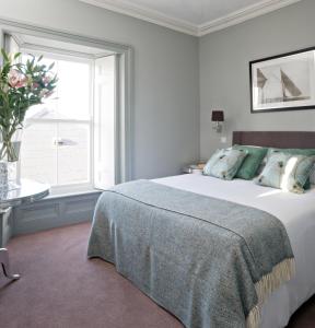 Un dormitorio con una cama grande y una ventana en Tannery Townhouse, en Dungarvan