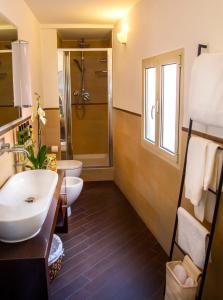 ein Bad mit einem Waschbecken, einem WC und einer Dusche in der Unterkunft Suite Experience Rome in Rom