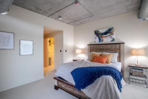 - une chambre avec un lit et deux lampes dans l'établissement Cozy Boho Bellerive Condo on the Spokane River, à Gibbs