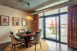 une salle à manger avec une table, des chaises et une grande fenêtre dans l'établissement Cozy Boho Bellerive Condo on the Spokane River, à Gibbs