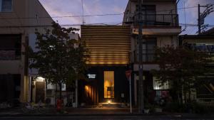 un edificio con una escalera en medio de una calle en trive ozone - Vacation STAY 25323v, en Nagoya